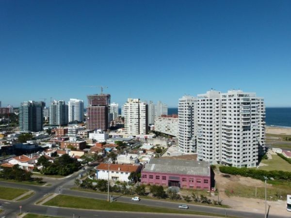 Amplio Pent House con vistas a la Brava en edificio Vanguardia